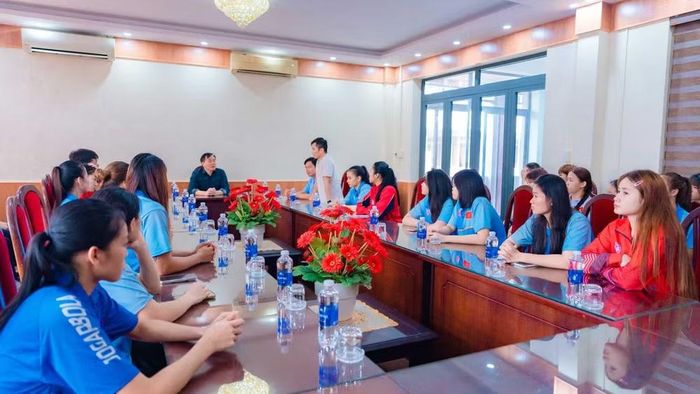 Tiến sĩ Phạm Quang Long, Chủ tịch Liên đoàn Quyền anh Việt Nam đến Trung tâm Huấn luyện Thể thao Quốc gia gặp gỡ và động viên các vận động viên trẻ trước thềm giải đấu quốc tế.