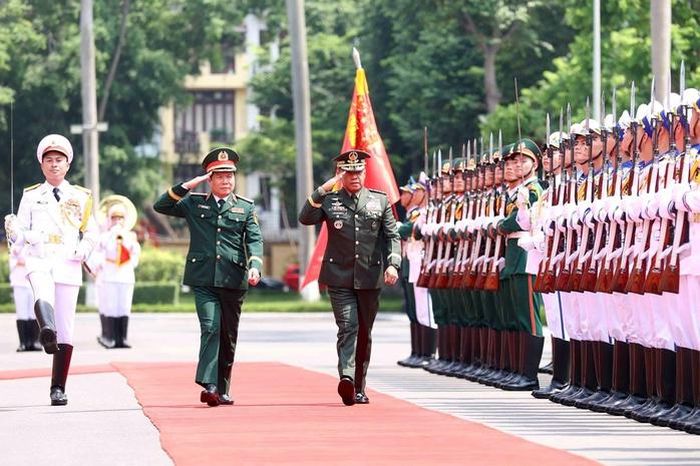Đại tướng Nguyễn Tân Cương tiếp đoàn đại biểu cấp cao Lực lượng Vũ trang Philippines do Đại tướng Romeo Brawner Junior dẫn đầu thăm Việt Nam. Ảnh: TTXVN
