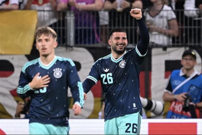 Deniz Undav (26) và Lennart Karl