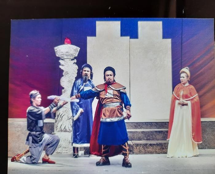 NSND Hoài Huệ (giữa) vai Võ Tánh trong vở "Khúc ca bi tráng"