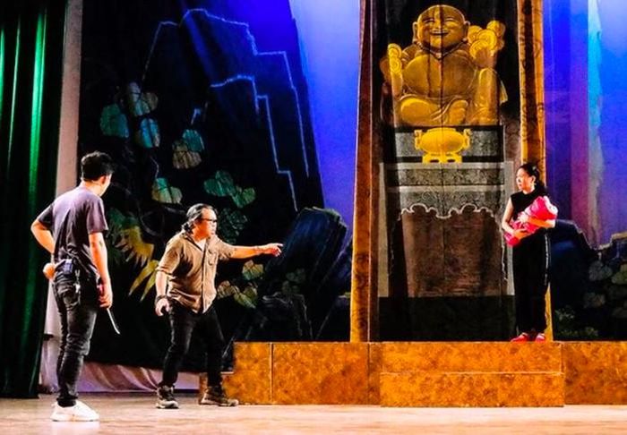 NSND Hoài Huệ (giữa) trên sàn tập, chỉ đạo diễn xuất cho các diễn viên