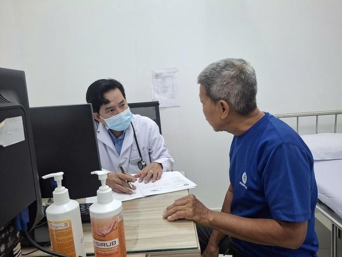 Người cao tuổi khám tại Phòng khám và Tư vấn Bệnh viện Phục hồi Chức năng- Điều trị Bệnh nghề nghiệp TPHCM