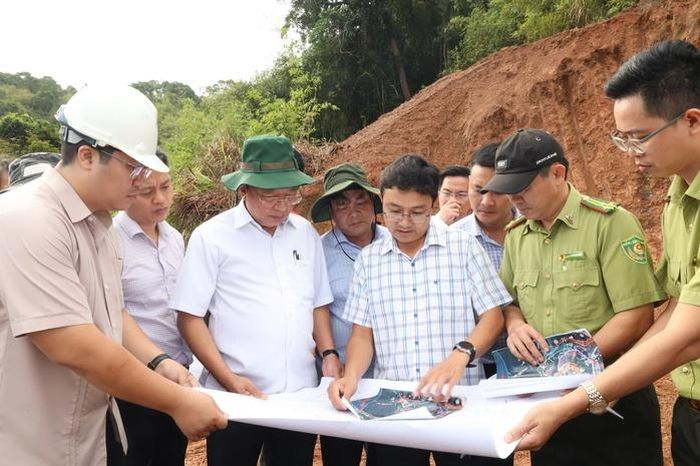 Dự án đang có nhiều vướng mắc về giải phóng mặt bằng, nhất là qua khu vực đất rừng