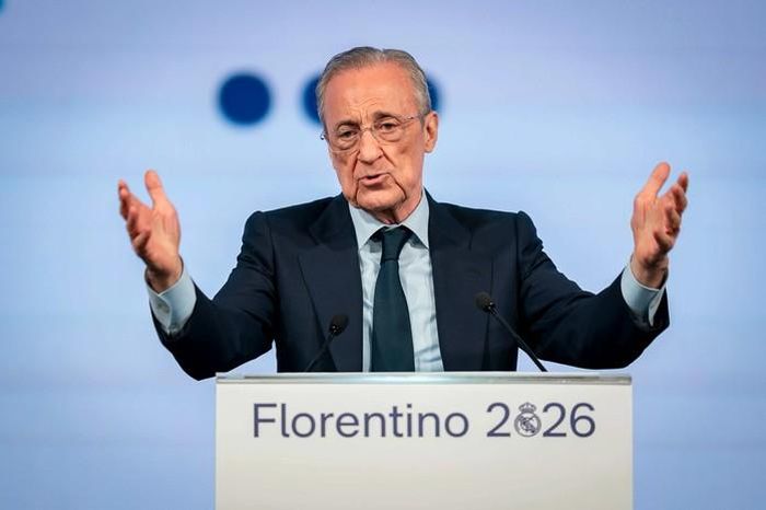 Đương kim chủ tịch Florentino Perez bước vào cuộc đua giữ ghế lãnh đạo Real Madrid trước sức ép từ đối thủ Enrique Riquelme. Những lời hứa “bom tấn” chuyển nhượng khiến cuộc bầu cử tại sân Bernabeu thêm nóng. Ảnh: The Sun