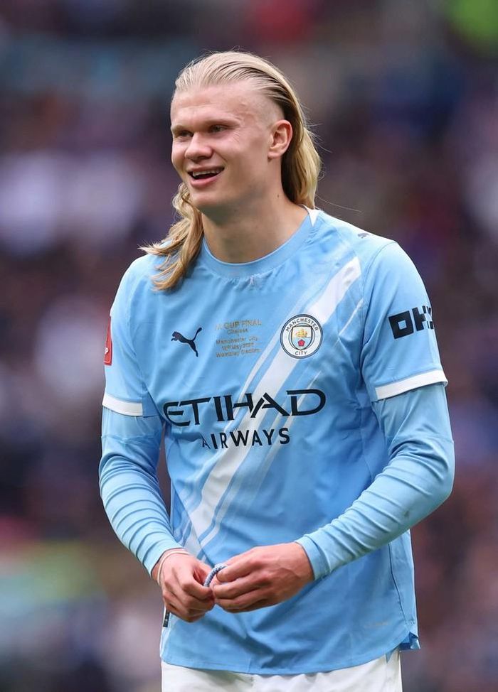 Tiền đạo Erling Haaland vẫn còn hợp đồng dài hạn với Man City đến năm 2034. Đội chủ sân Etihad bác bỏ thông tin chân sút người Na Uy có điều khoản cho phép rời câu lạc bộ như ông Enrique Riquelme mô tả. Ảnh: The Sun