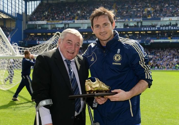 Tiền vệ Frank Lampard nhận Chiếc giày vàng từ huyền thoại Bobby Tambling (trái) sau khi cán mốc 203 bàn, chính thức trở thành chân sút ghi nhiều bàn nhất lịch sử Chelsea. Ảnh: Chelsea FC