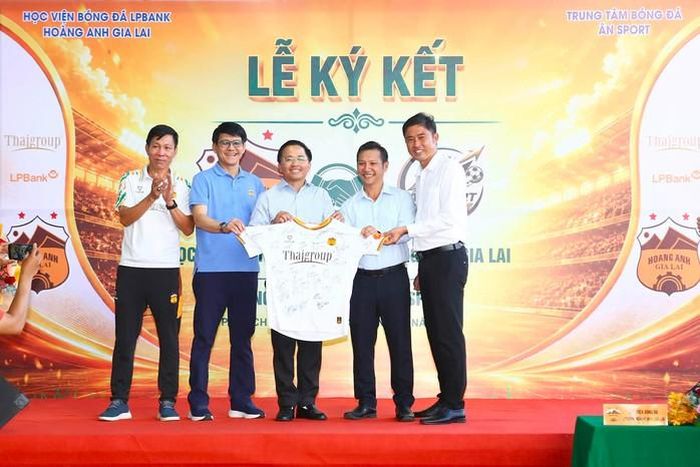CLB HAGL trao tặng chiếc áo kỷ niệm cho trung tâm