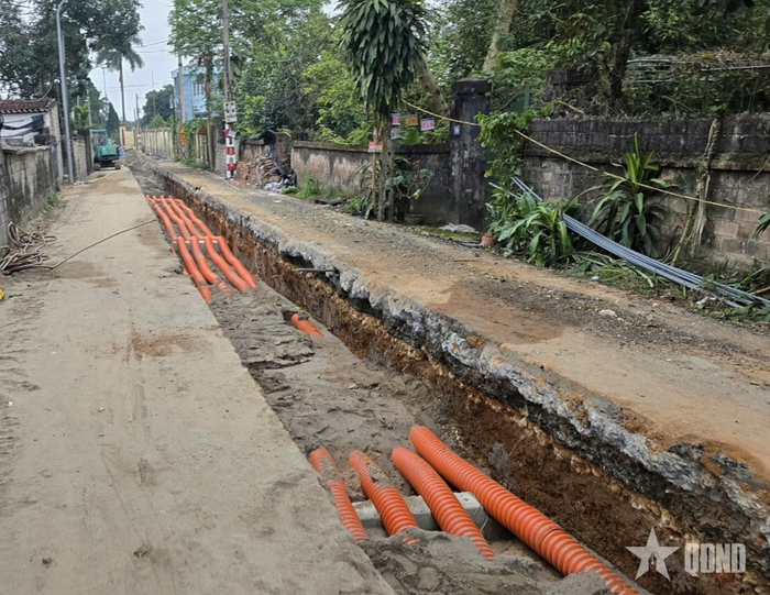 Tuyến đường vào Trạm biến áp Xuân Khanh ở phường Tùng Thiện, TP Hà Nội vừa đổ bê tông nhựa cuối năm 2025, đến đầu năm 2026 đã đào cắt giữa đường để chôn dây điện. Ảnh: HUY QUANG