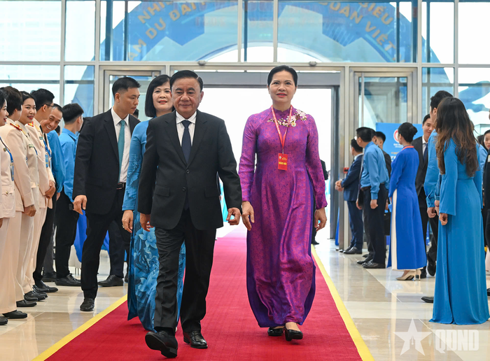  Đồng chí Trần Cẩm Tú, Ủy viên Bộ Chính trị, Thường trực Ban Bí thư và đồng chí Hà Thị Nga, Ủy viên Trung ương Đảng, Phó chủ tịch, Tổng thư ký Ủy ban Trung ương Mặt trận Tổ quốc Việt Nam dự Đại hội. 
