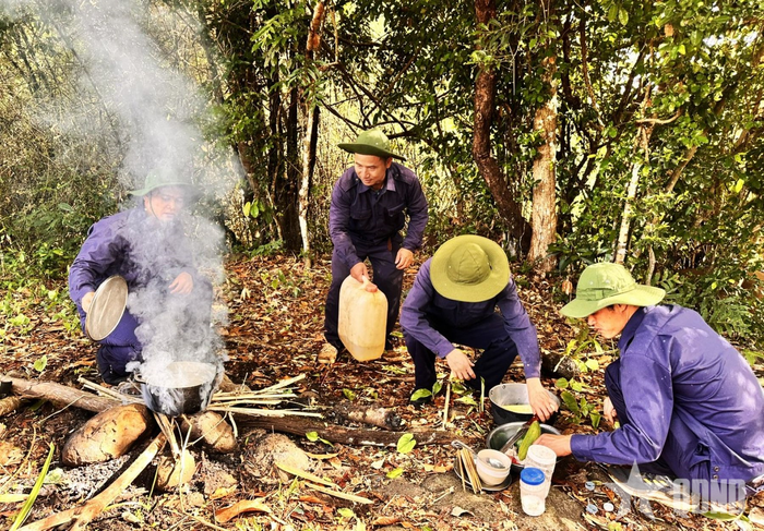  Tổ quy tập Đội K51 gom đá làm kiềng, nhặt ít củi khô nhóm lửa nấu cơm vội giữa rừng. 
