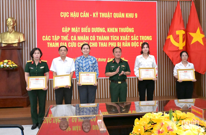 Khen thưởng đột xuất cho các y, bác sĩ có thành tích trong tham gia cấp cứu, điều trị bệnh nhân bị rắn độc cắn tại Bệnh viện Quân y 121.