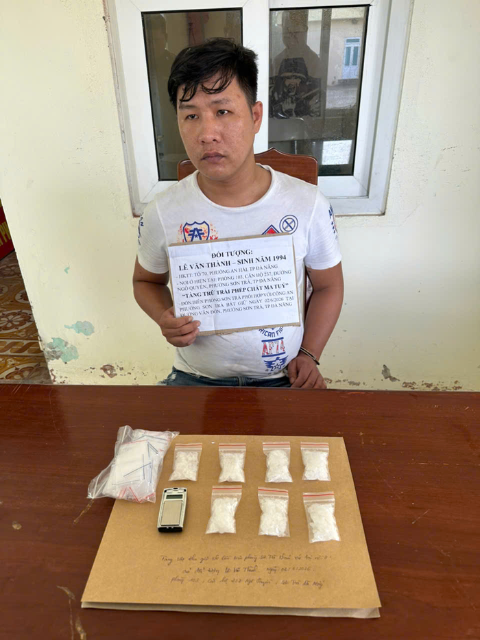  Lê Văn Thành cùng tang vật 7 gói ma túy đá.