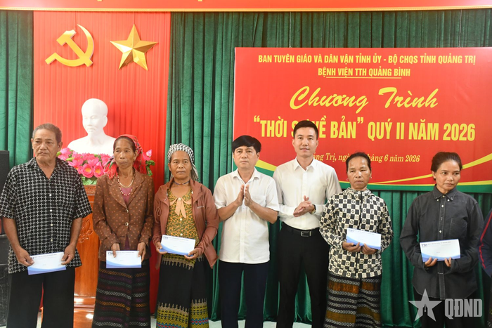  Lãnh đạo các đơn vị trao quà tặng gia đình chính sách, hộ nghèo, gia đình có hoàn cảnh đặc biệt khó khăn.
