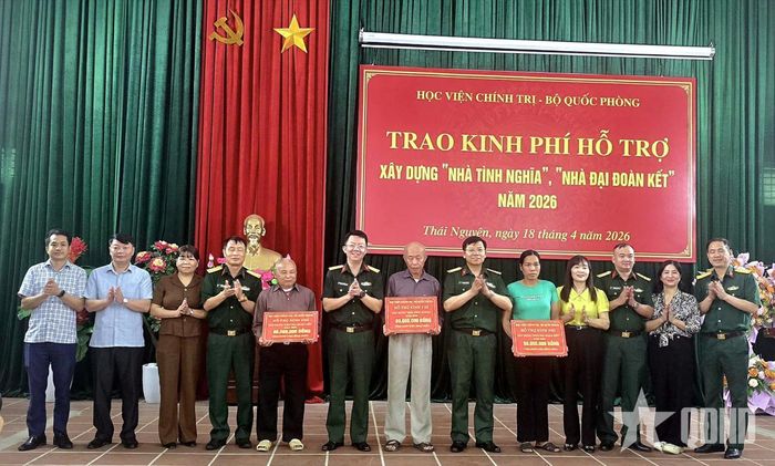 Cơ quan Phòng Chính trị đại diện Học viện trao kinh phí hỗ trợ xây Nhà tình nghĩa và Nhà đại đoàn kết tại xã Phượng Tiến, Thái Nguyên đầu năm 2026. 