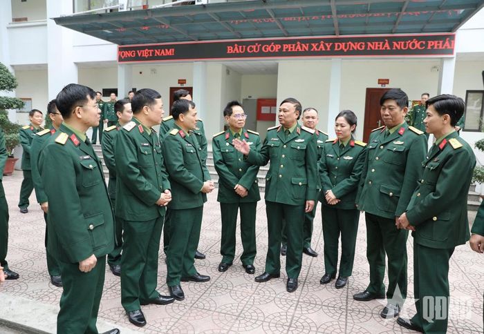  Thiếu tướng Nguyễn Quang Phát và Thiếu tướng Nguyễn Văn Tháp, nguyên Phó chính ủy Học viện Chính trị trò chuyện cùng cán bộ, nhân viên Phòng Chính trị. 