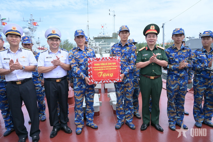 Thượng tướng Đỗ Xuân Tụng tặng quà cán bộ chiến sĩ Tàu 253, Hải đội 512, Lữ đoàn 127, Vùng 5 Hải quân. 