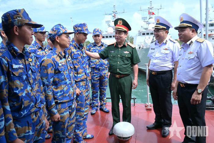 Thượng tướng Đỗ Xuân Tụng động viên cán bộ, chiến sĩ Tàu 263, Hải đội 515, Lữ đoàn 175, Vùng 5 Hải quân. 