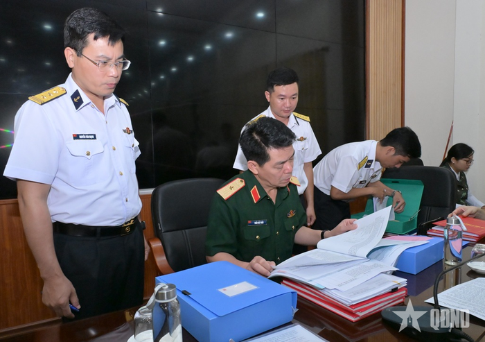 Thiếu tướng Trần Hải Tuấn, Phó cục trưởng Cục Cán bộ kiểm tra sổ sách hoạt động CTĐ, CTCT tại Vùng 5 Hải quân. 