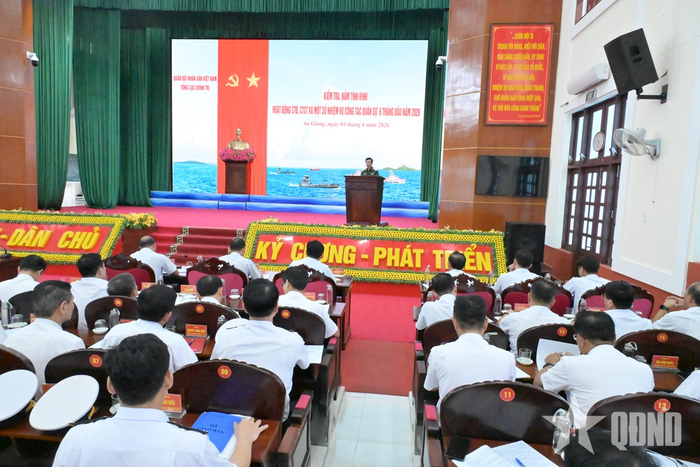 Quang cảnh buổi kiểm tra, nắm tình hình tại Vùng 5 Hải quân. 