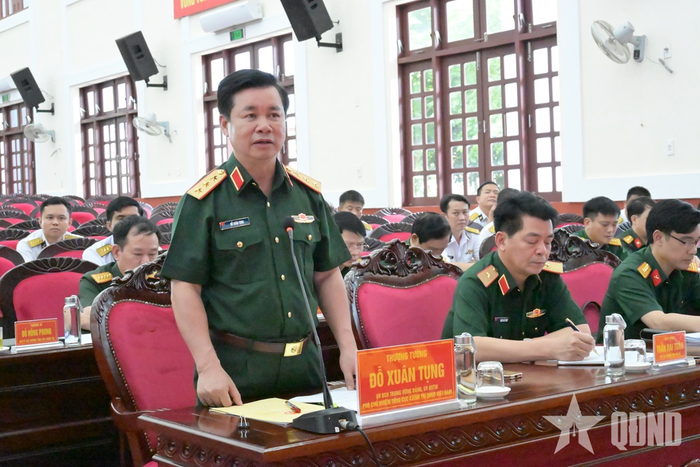 Thượng tướng Đỗ Xuân Tụng và các đại biểu tại buổi kiểm tra, nắm tình hình. 