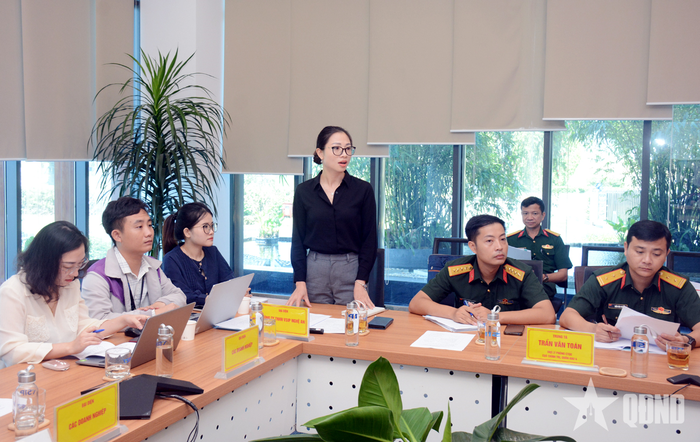  Đại diện Công ty TNHH VSIP Nghệ An giới thiệu, thông tin với đoàn khảo sát tại buổi làm việc.