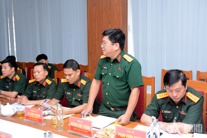  Thành viên đoàn khảo sát trao đổi, tìm hiểu thông tin liên quan tại buổi làm việc với phường Trường Vinh.