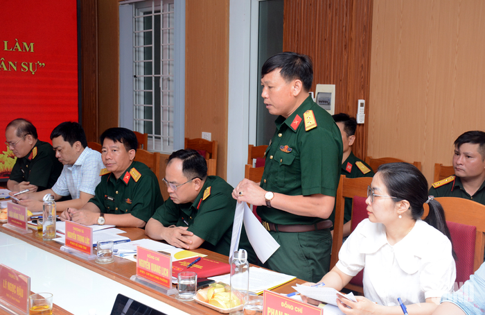  Đại diện Ban CHQS phường Trường Vinh báo cáo các nội dung liên quan tại buổi khảo sát.