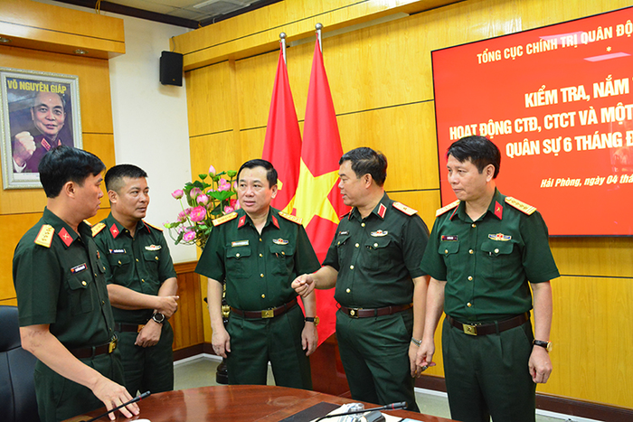 Đoàn kiểm tra tiến hành kiểm tra.