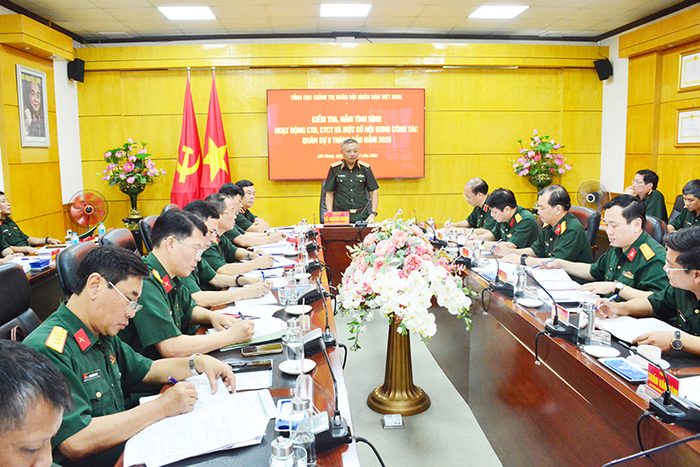 Thượng tướng Lê Quang Minh chủ trì kiểm tra. 