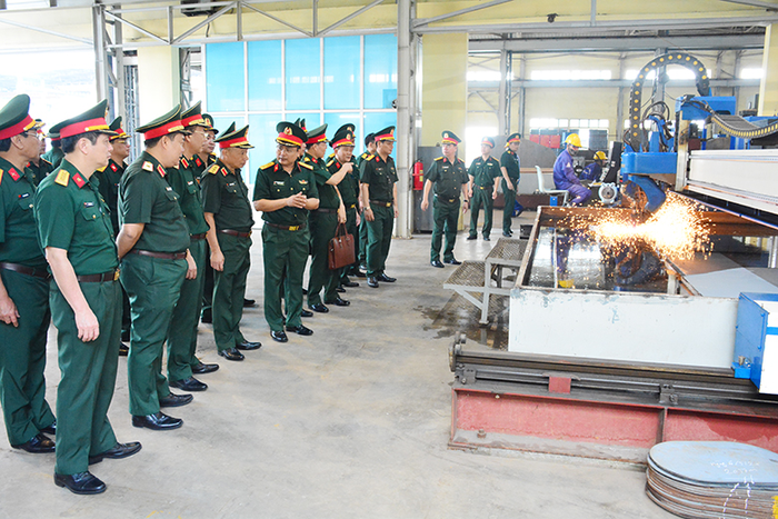  Thượng tướng Lê Quang Minh thăm, động viên, tặng quà cán bộ, nhân viên Nhà máy Z173.