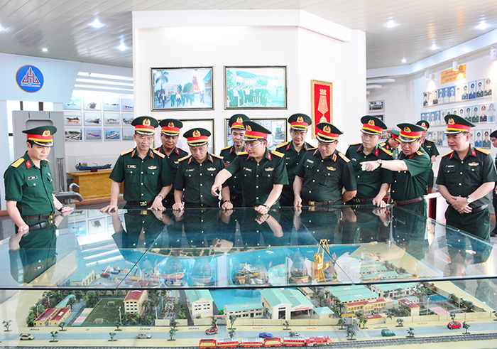 Thượng tướng Lê Quang Minh thăm Nhà truyền thống của Nhà máy Z173. 