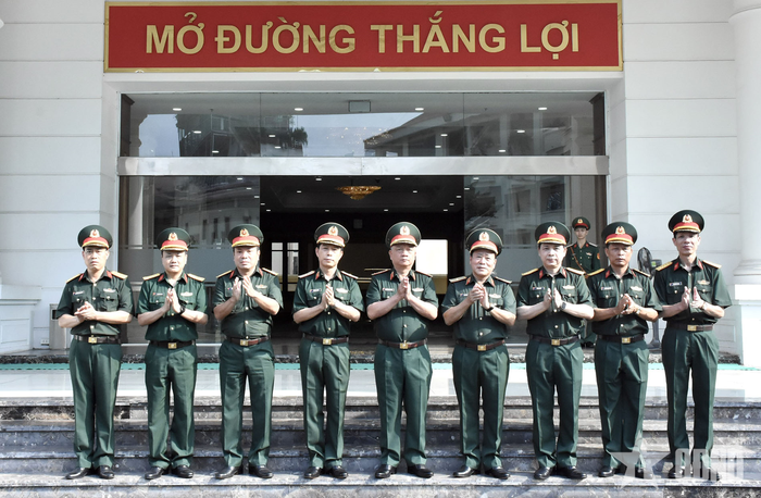 Các đại biểu dự buổi kiểm tra. 