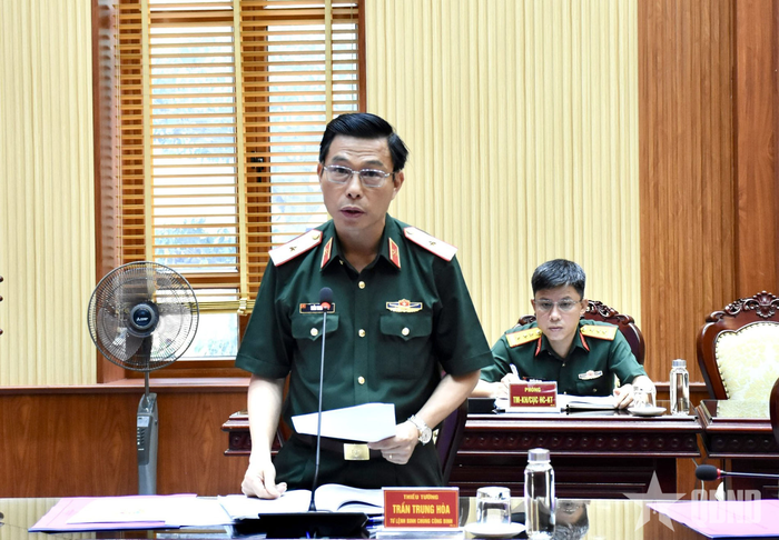  Thiếu tướng Trần Trung Hòa trình bày báo cáo tại buổi kiểm tra.