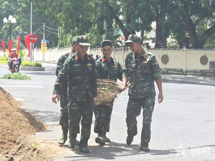 Cán bộ, chiến sĩ Bộ CHQS tỉnh Quảng Ngãi chuẩn bị cho lễ khai quật, thăm dò, tìm kiếm, quy tập hài cốt liệt sĩ tại khu vực đường Trường Chinh.