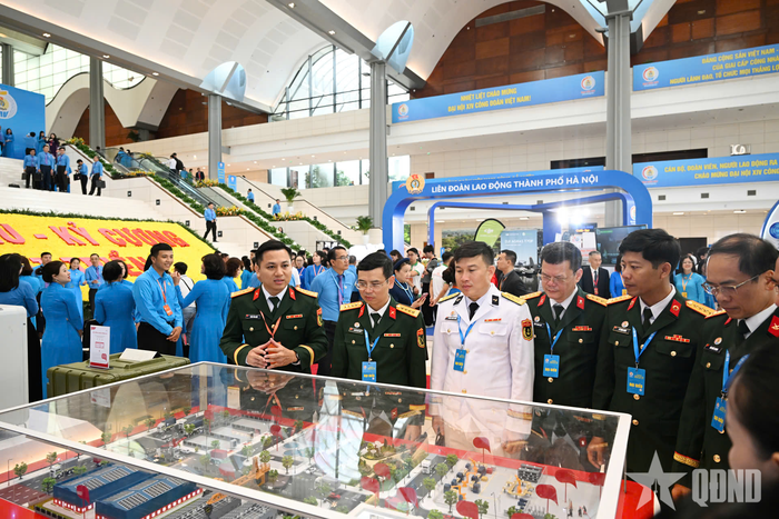  Các đại biểu tham quan khu vực trưng bày mô hình, giải pháp sáng kiến của Công đoàn Quốc phòng. 