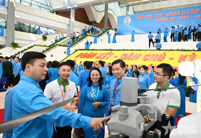  Các đại biểu tham quan khu vực trưng bày mô hình, giải pháp sáng kiến của các đơn vị tại Đại hội. 