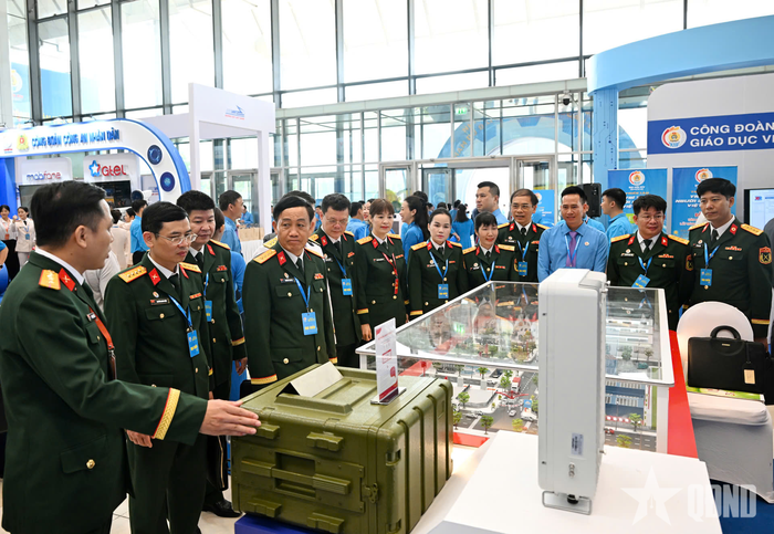 Đoàn đại biểu Công đoàn Quân đội tại khu vực trưng bày các công trình, sản phẩm, mô hình, giải pháp kỹ thuật và sáng kiến tiêu biểu của Công đoàn Quốc phòng tại Đại hội XIV Công đoàn Việt Nam. 