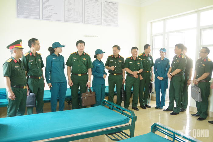 Đoàn khảo sát tham quan, kiểm tra phòng ở của Tiểu đội Dân quân Thường trực thuộc Ban CHQS Đặc khu Vân Đồn (Bộ CHQS tỉnh Quảng Ninh). 