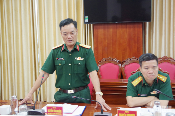 Đại tá Nguyễn Đình Khiêm, Phó chính ủy Bộ CHQS tỉnh Quảng Ninh phát biểu làm rõ những kết quả nổi bật, cách làm hay, sáng tạo trong thực hiện Phong trào Thi đua Quyết thắng của LLVT tỉnh. 