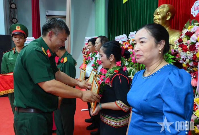  Chỉ huy Đoàn KT-QP 72 biểu dương các lao động tiêu biểu trong thực hiện nhiệm vụ giai đoạn 2022-2025. 