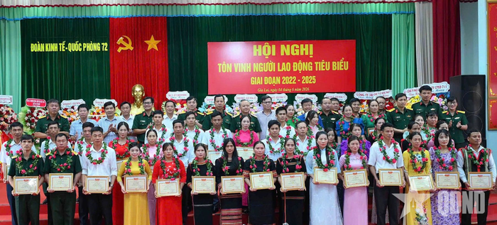  Lãnh đạo Binh đoàn và Đoàn KT-QP 72 chụp ảnh lưu niệm cùng người lao động tiêu biểu trong thực hiện nhiệm vụ giai đoạn 2022-2025.