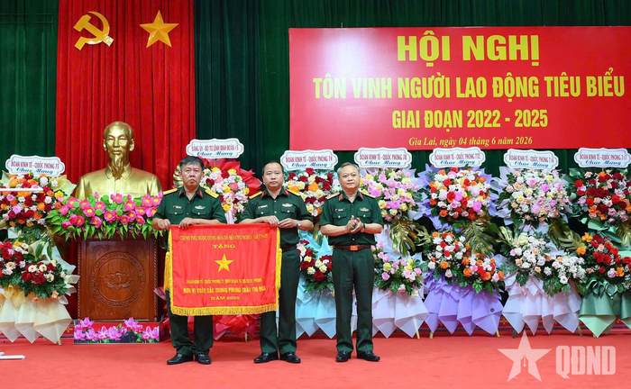  Thừa ủy quyền của cấp trên, Thiếu tướng Hoàng Văn Sỹ trao Cờ thi đua của Chính phủ tặng Đoàn KT-QP 72. 