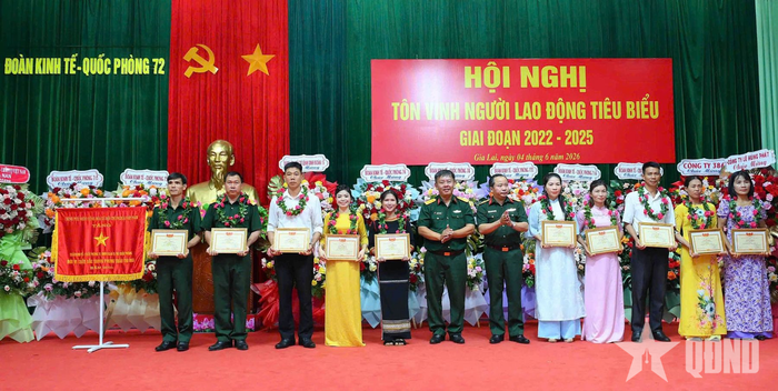  Chỉ huy Đoàn KT-QP 72 trao Giấy khen tặng các cá nhân tiêu biểu trong thực hiện nhiệm vụ giai đoạn 2022-2025. 