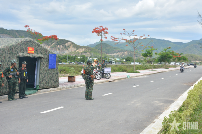  Diễn tập thực binh thiết quân luật.