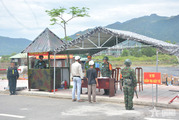  Các lực lượng thực hành tình huống diễn tập kiểm tra giấy tờ.