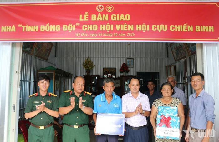  Bộ CHQS tỉnh An Giang và Hội Cựu chiến binh xã Mỹ Đức phối hợp tổ chức Lễ bàn giao nhà “Tình đồng đội” tặng đồng chí Nguyễn Thanh Sơn. 