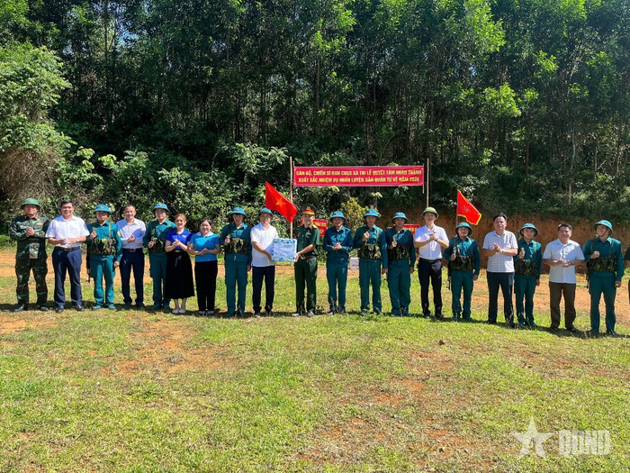 Đại diện chính quyền địa phương thăm hỏi, động viên cán bộ, chiến sĩ tham gia nhiệm vụ huấn luyện.