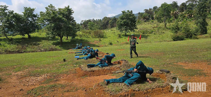 Cán bộ, chiến sĩ khắc phục thời tiết nắng nóng, hoàn thành các nội dung huấn luyện được đề ra.