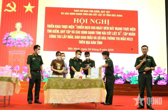  Hướng dẫn thực hành lấy mẫu hài cốt liệt sĩ tại buổi tập huấn.