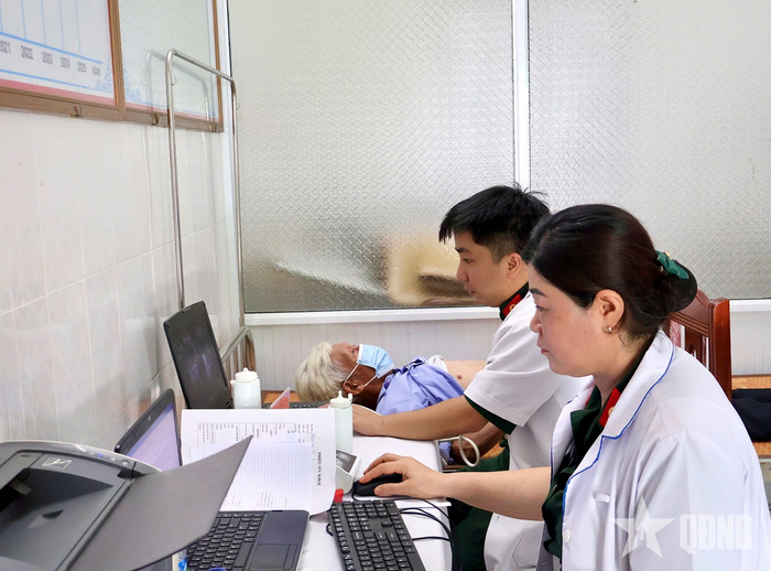  Các y, bác sĩ của Học viện Hậu cần và Trạm y tế xã Ninh Giang tổ chức khám, tư vấn sức khỏe cho các đối tượng chính sách, người cao tuổi trên địa bàn. 
